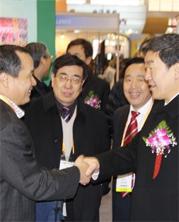 周慶鋒董事長向農(nóng)業(yè)部牛盾副部長匯報馬鈴薯產(chǎn)業(yè)發(fā)展情況